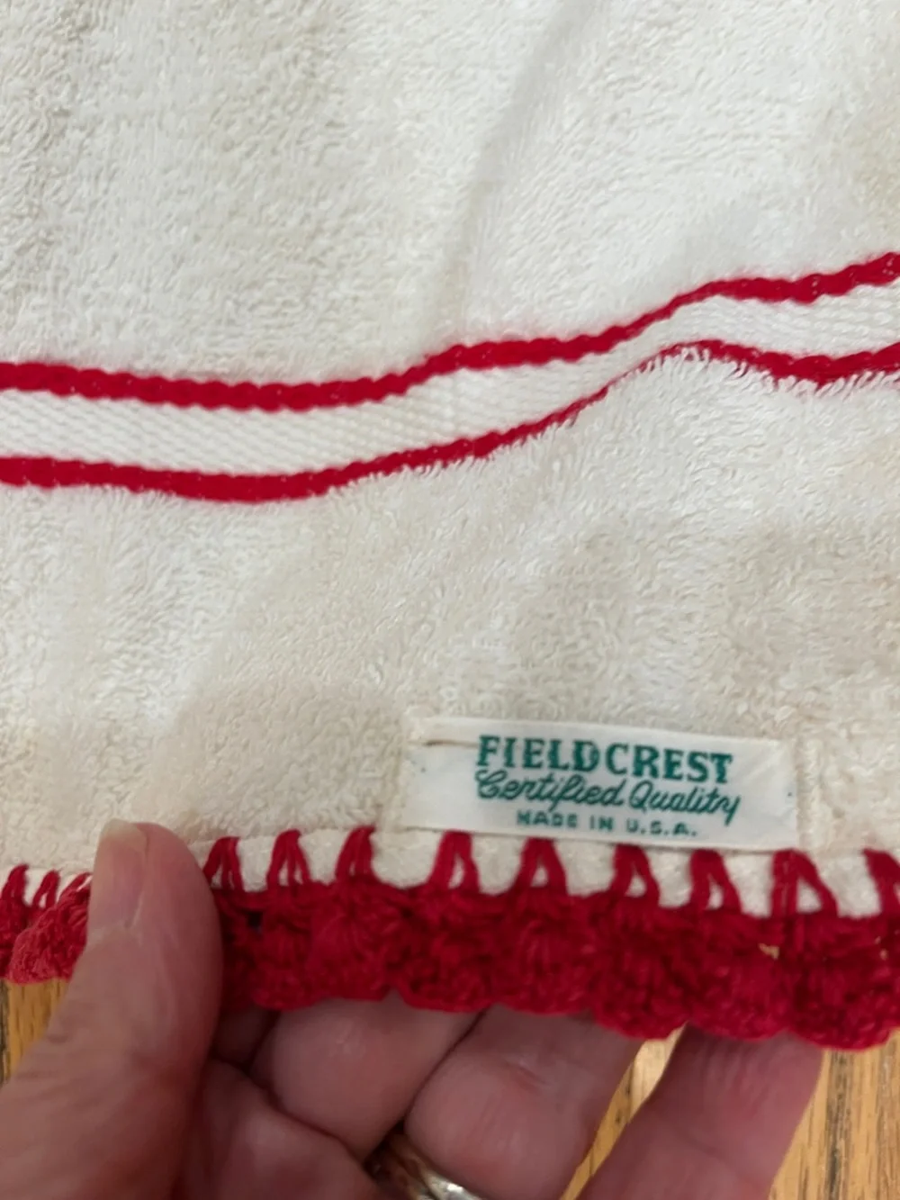 Vtg Fieldcrest Bath Towel W/Red Crochet Basket Pocket & Edging MCM Bathroom READ